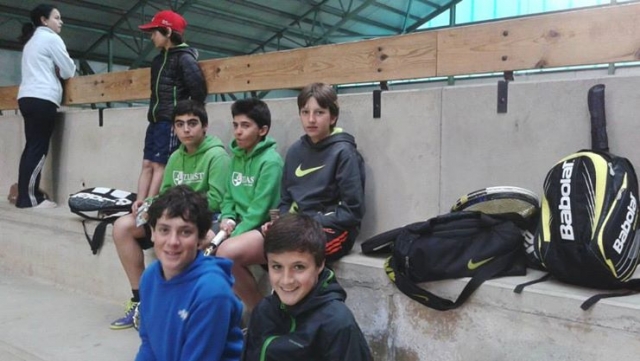 ninos sentados en las gradas de un polideportivo.jpg